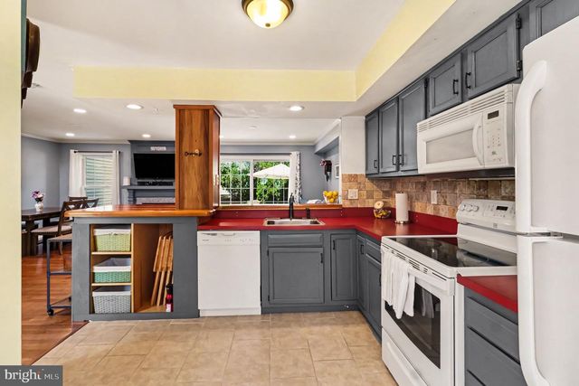 16 VILLAGE DR, Schwenksville, PA 19473