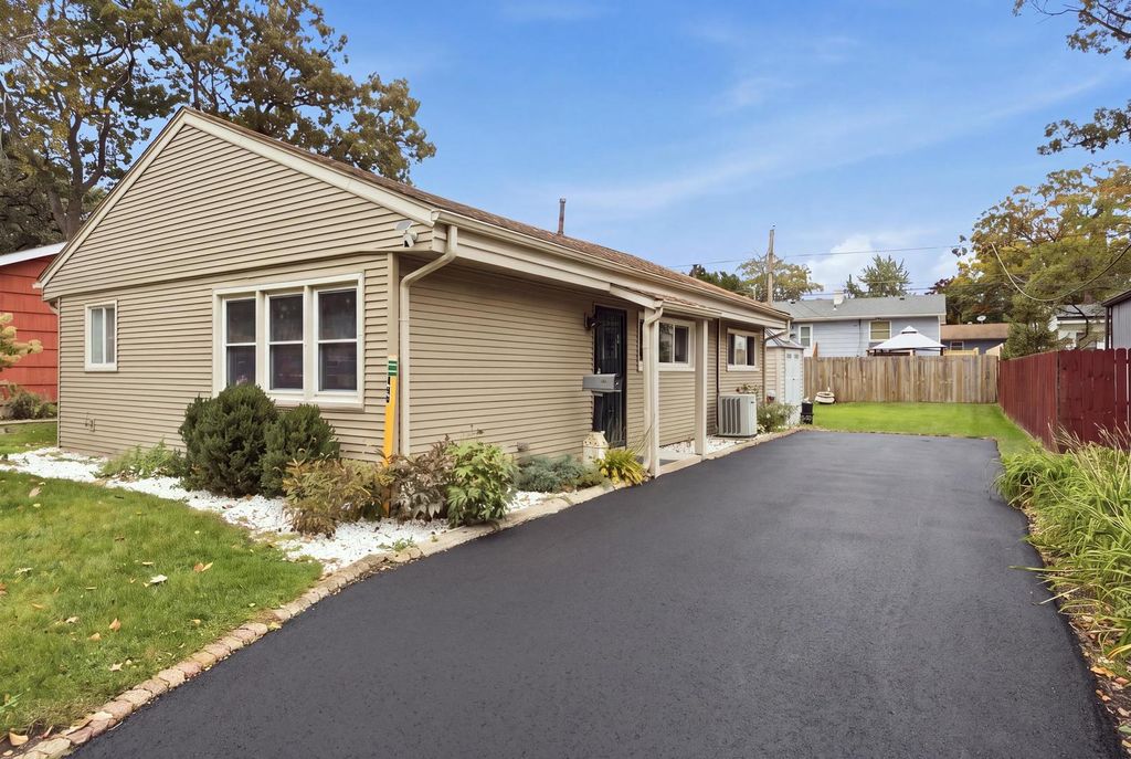 448 N Lake Shore Drive, Mundelein, IL 60060 — photo 3