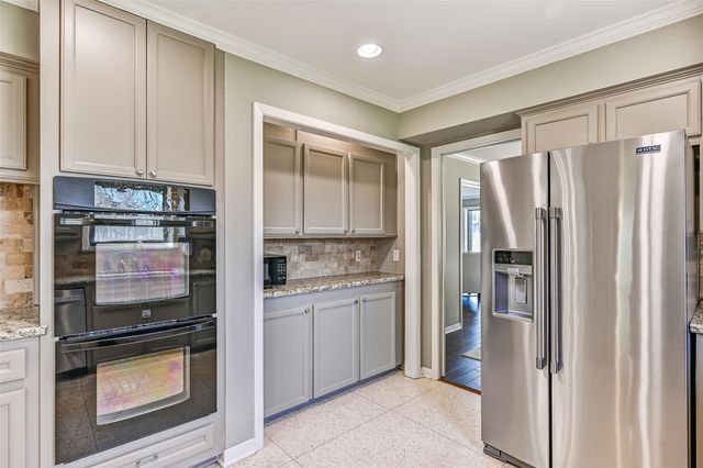 304 Chester Drive, Friendswood, TX 77546