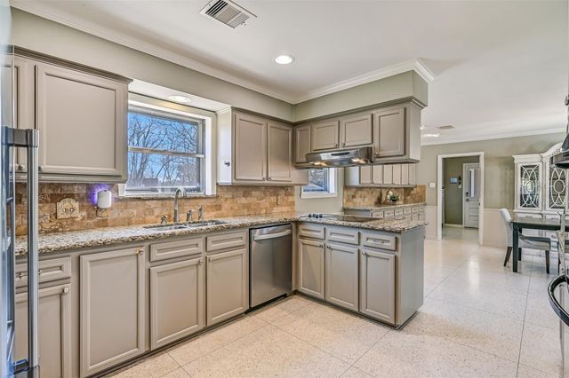 304 Chester Drive, Friendswood, TX 77546