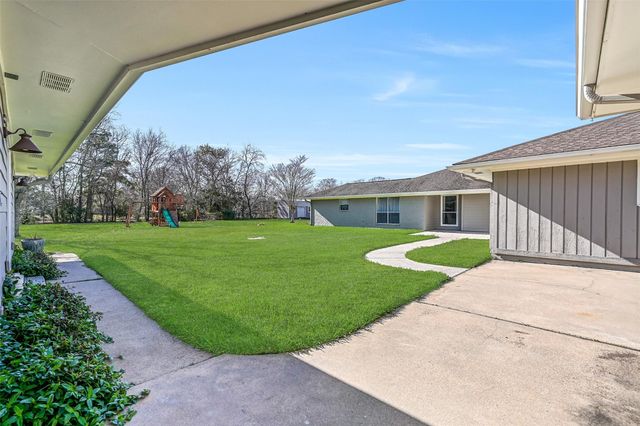 304 Chester Drive, Friendswood, TX 77546