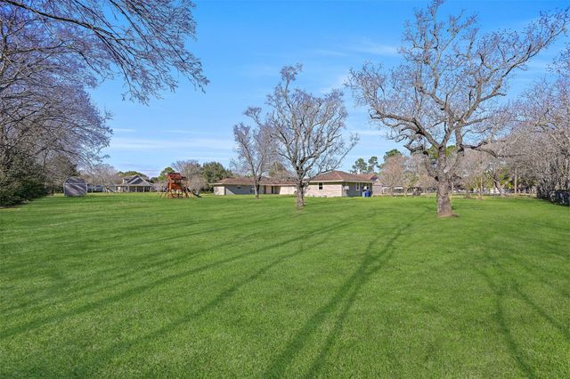 304 Chester Drive, Friendswood, TX 77546