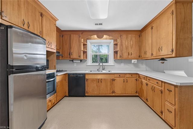 208 Woodford DR, Chesapeake, VA 23322