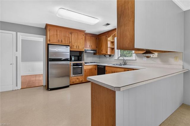 208 Woodford DR, Chesapeake, VA 23322