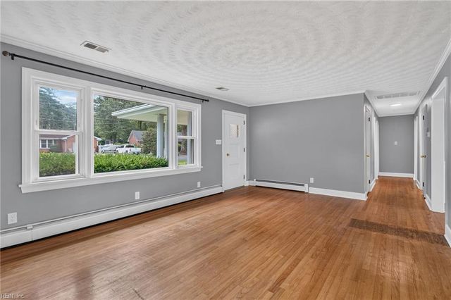 208 Woodford DR, Chesapeake, VA 23322