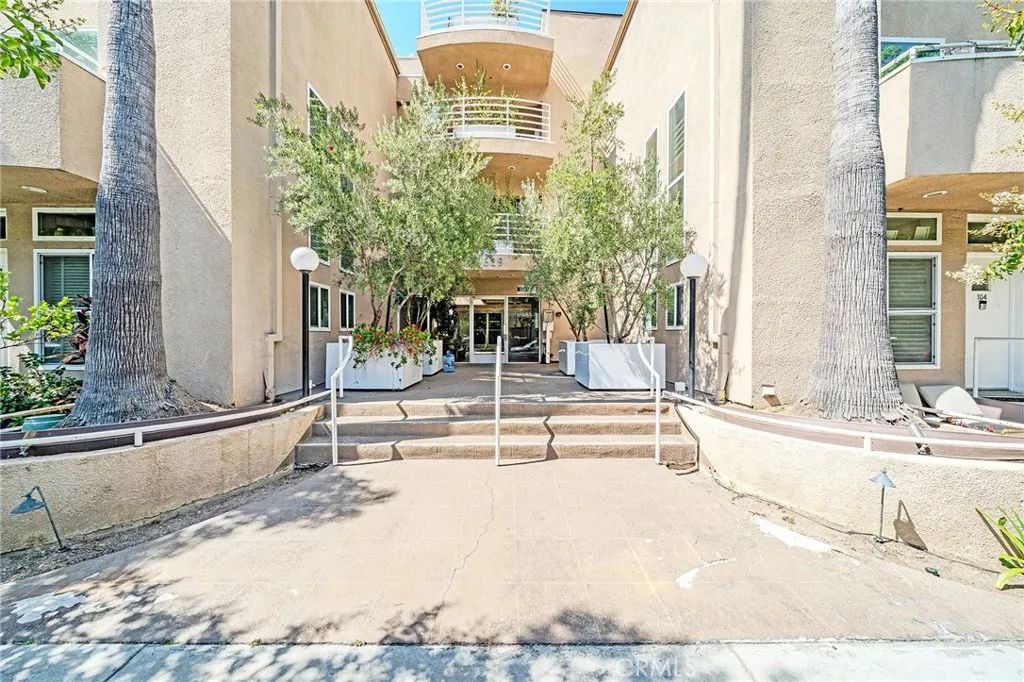 10629 Woodbridge St 309, Toluca Lake, CA 91602