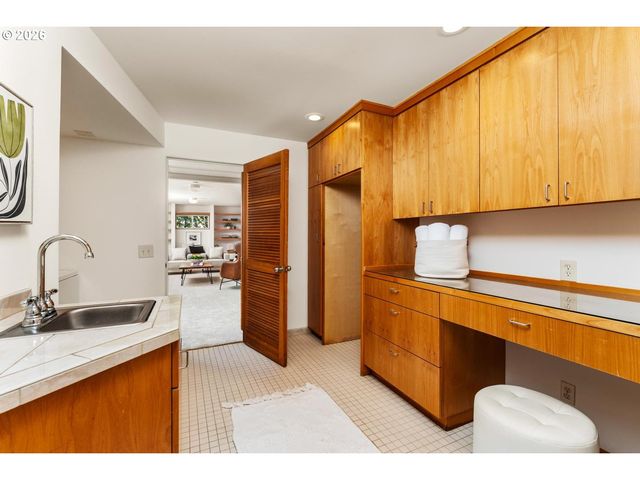 3475 Sw RIDGEWOOD Ave, Portland, OR 97225