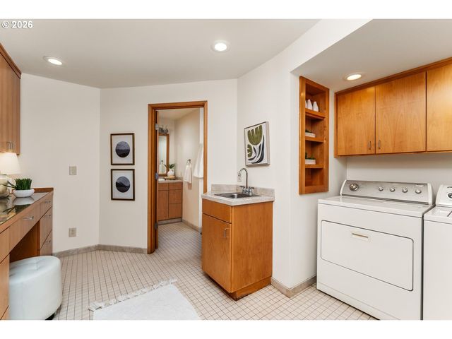 3475 Sw RIDGEWOOD Ave, Portland, OR 97225
