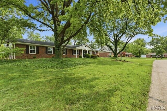 405 Trail Grove Court, Ballwin, MO 63011