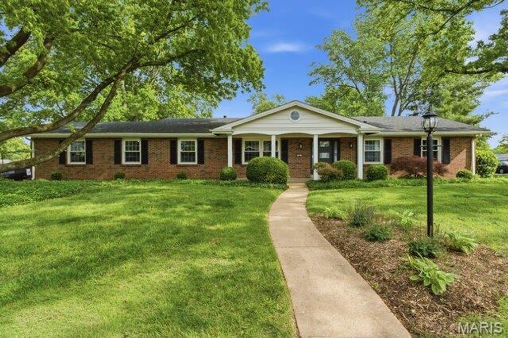 405 Trail Grove Court, Ballwin, MO 63011