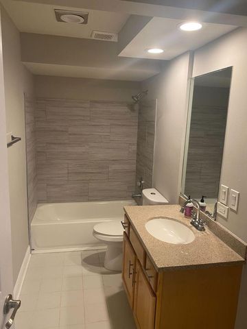 980 N Lakeside Drive 1B, Vernon Hills, IL 60061