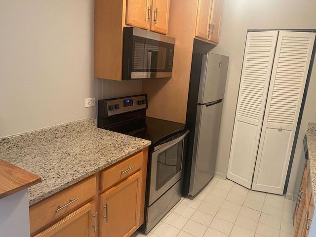 980 N Lakeside Drive 1B, Vernon Hills, IL 60061