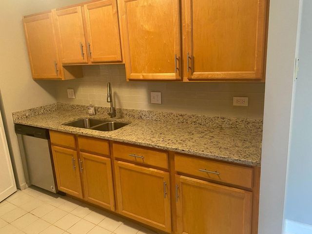 980 N Lakeside Drive 1B, Vernon Hills, IL 60061