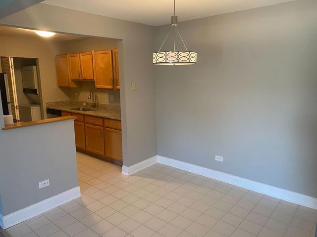 980 N Lakeside Drive 1B, Vernon Hills, IL 60061