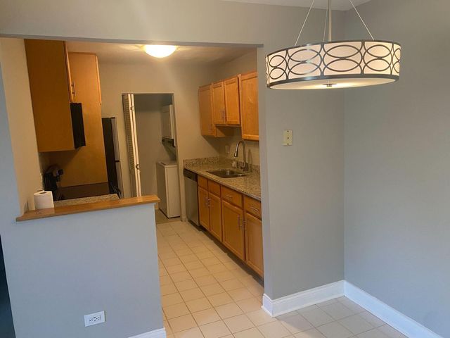 980 N Lakeside Drive 1B, Vernon Hills, IL 60061