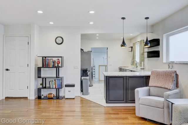 564 E Lewiston Avenue, Ferndale, MI 48220