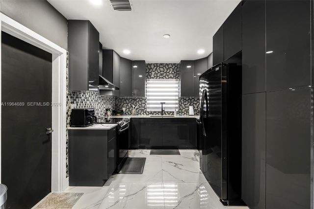 285 NW 45th St, Miami, FL 33127