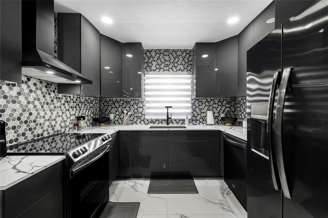 285 NW 45th St, Miami, FL 33127