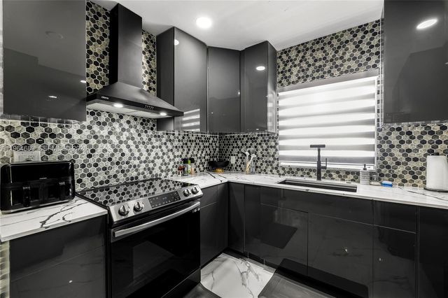 285 NW 45th St, Miami, FL 33127