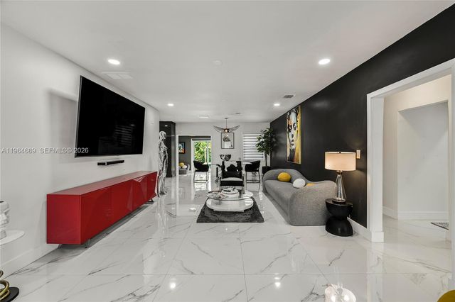 285 NW 45th St, Miami, FL 33127