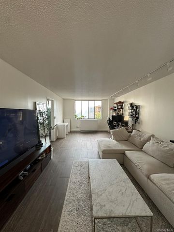 1 Bay Club Drive 3L, Bayside, NY 11360