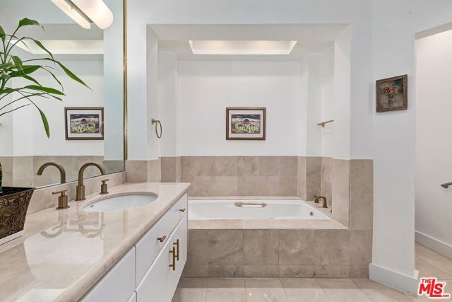 121 N Almont Drive 205, Beverly Hills, CA 90211