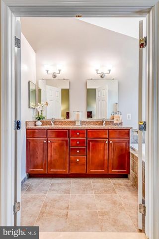 6618 HUNTER CREEK LN, Alexandria, VA 22315