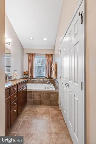 6618 HUNTER CREEK LN, Alexandria, VA 22315