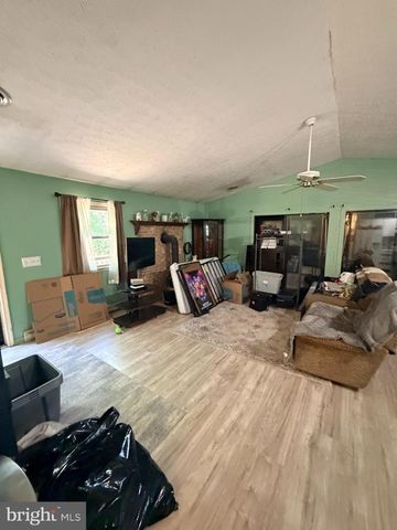 756 GREENWOODS DR, Berkeley Springs, WV 25411
