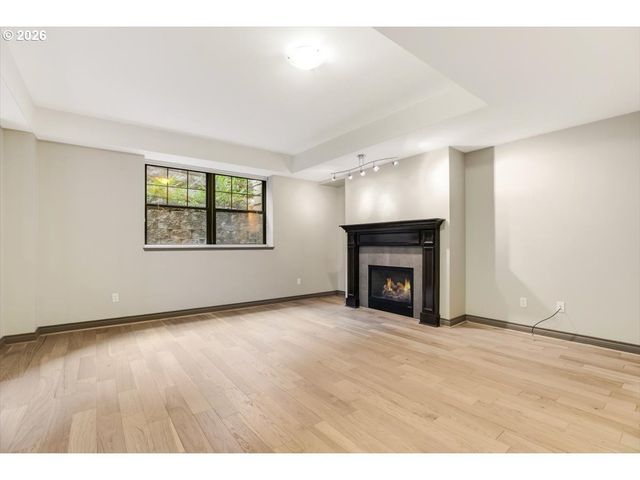 2454 Nw WESTOVER Rd 102, Portland, OR 97210