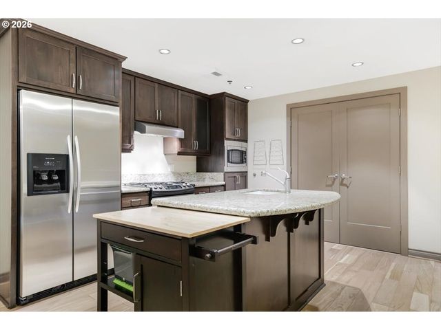 2454 Nw WESTOVER Rd 102, Portland, OR 97210