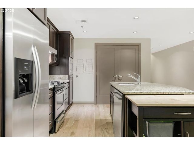 2454 Nw WESTOVER Rd 102, Portland, OR 97210