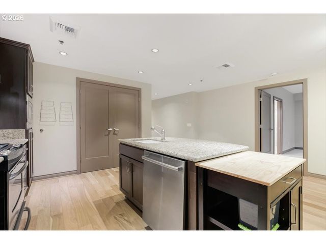 2454 Nw WESTOVER Rd 102, Portland, OR 97210