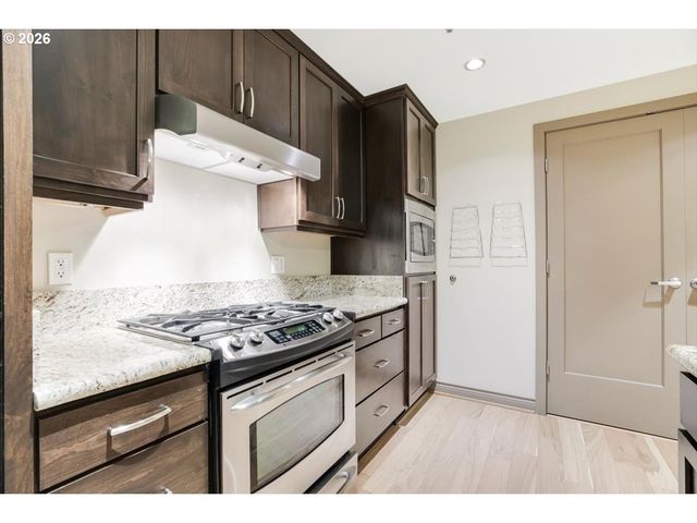 2454 Nw WESTOVER Rd 102, Portland, OR 97210