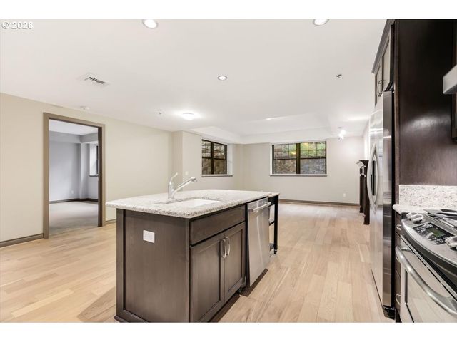 2454 Nw WESTOVER Rd 102, Portland, OR 97210
