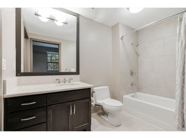 2454 Nw WESTOVER Rd 102, Portland, OR 97210
