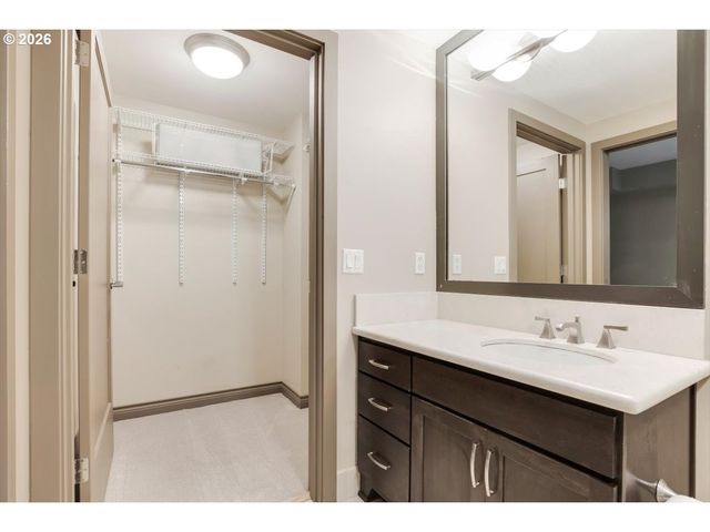 2454 Nw WESTOVER Rd 102, Portland, OR 97210