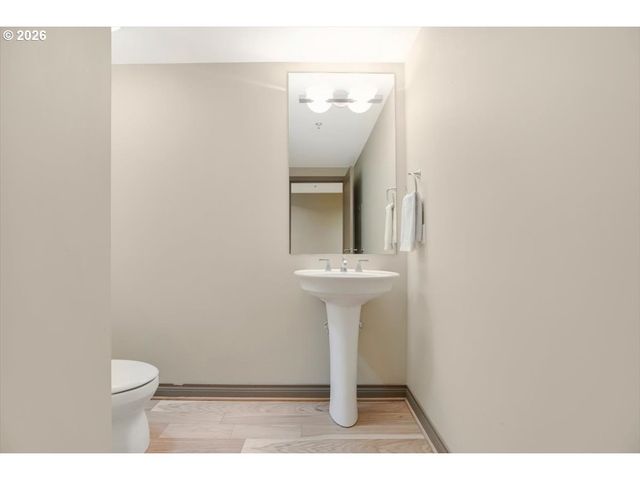 2454 Nw WESTOVER Rd 102, Portland, OR 97210