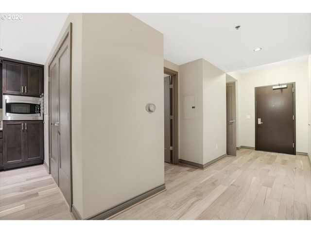 2454 Nw WESTOVER Rd 102, Portland, OR 97210