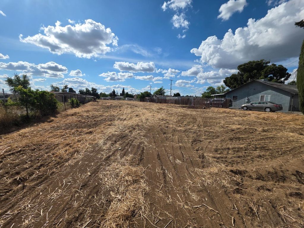 Image 2 of property listing at 2074 S Hayston Avenue, Fresno, CA 93702