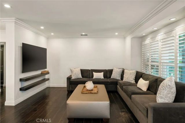 5330 Natick, Sherman Oaks, CA 91411