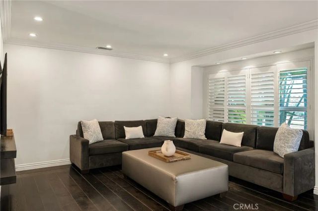 5330 Natick, Sherman Oaks, CA 91411