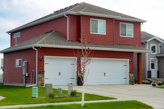 1045 46th Avenue S, Moorhead, MN 56560