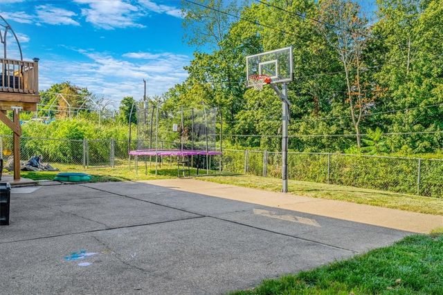 362 Toura Dr, Pleasant Hills, PA 15236