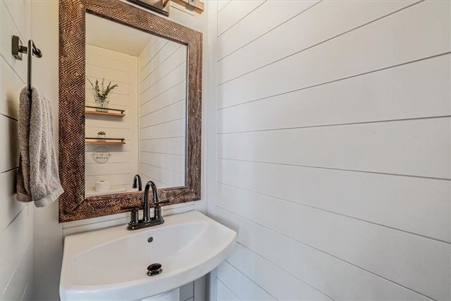 362 Toura Dr, Pleasant Hills, PA 15236