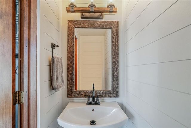 362 Toura Dr, Pleasant Hills, PA 15236