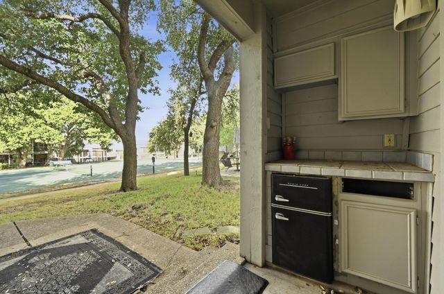 176 World Of Tennis SQ, Lakeway, TX 78734