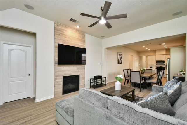 22 Wood Drake Place, Tomball, TX 77375