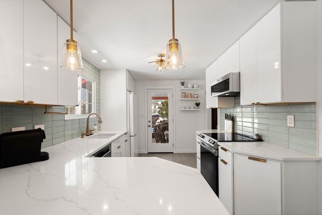 77 W Albert St, Lowell, MA 01851