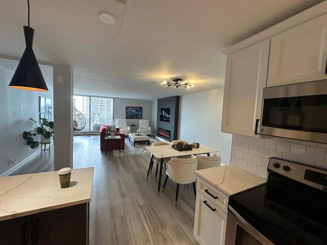 6033 N Sheridan Road 17H, Chicago, IL 60660